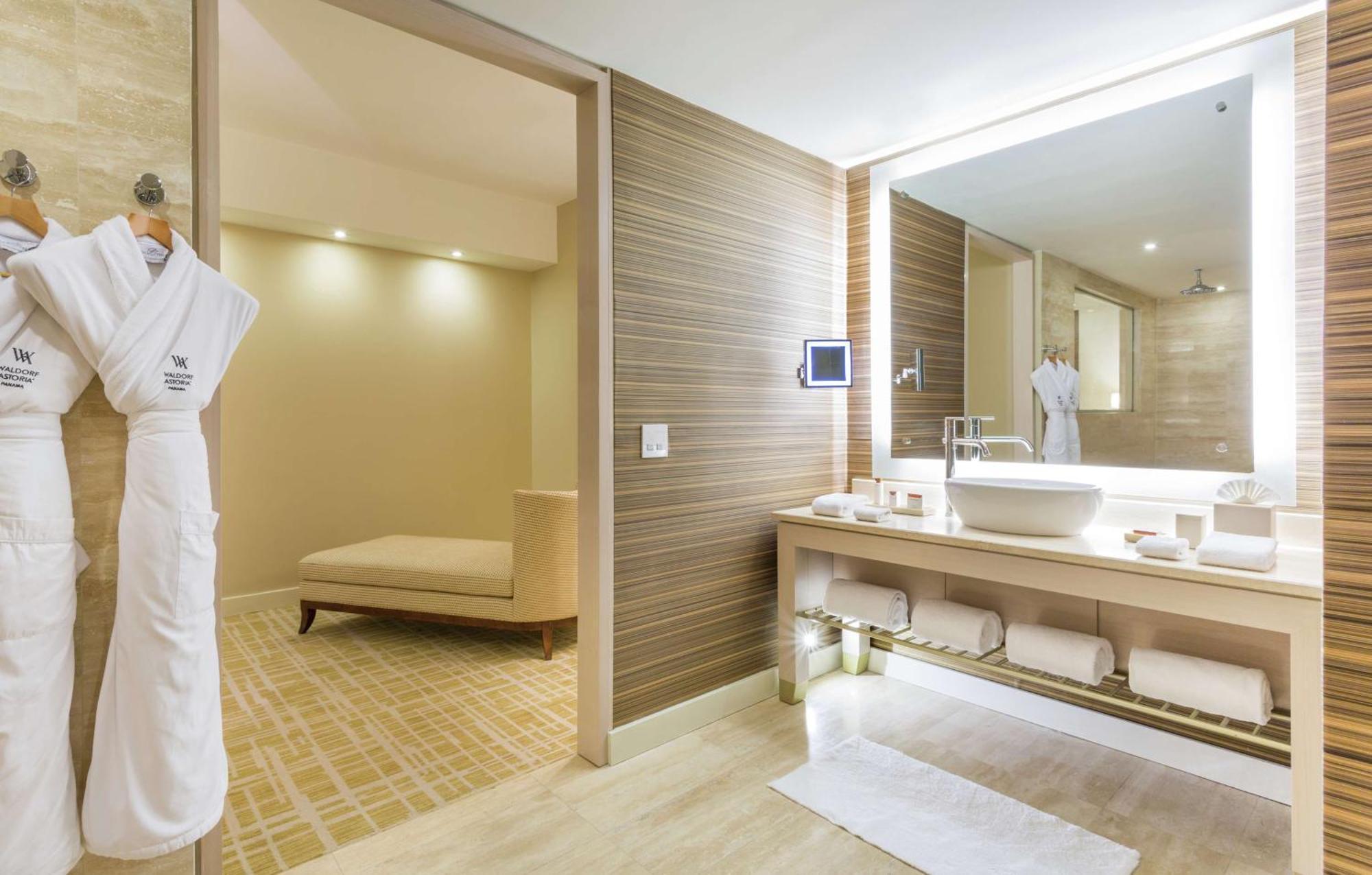 One-Bedroom King Condo Suite with Ocean View,1548837661:JPEG