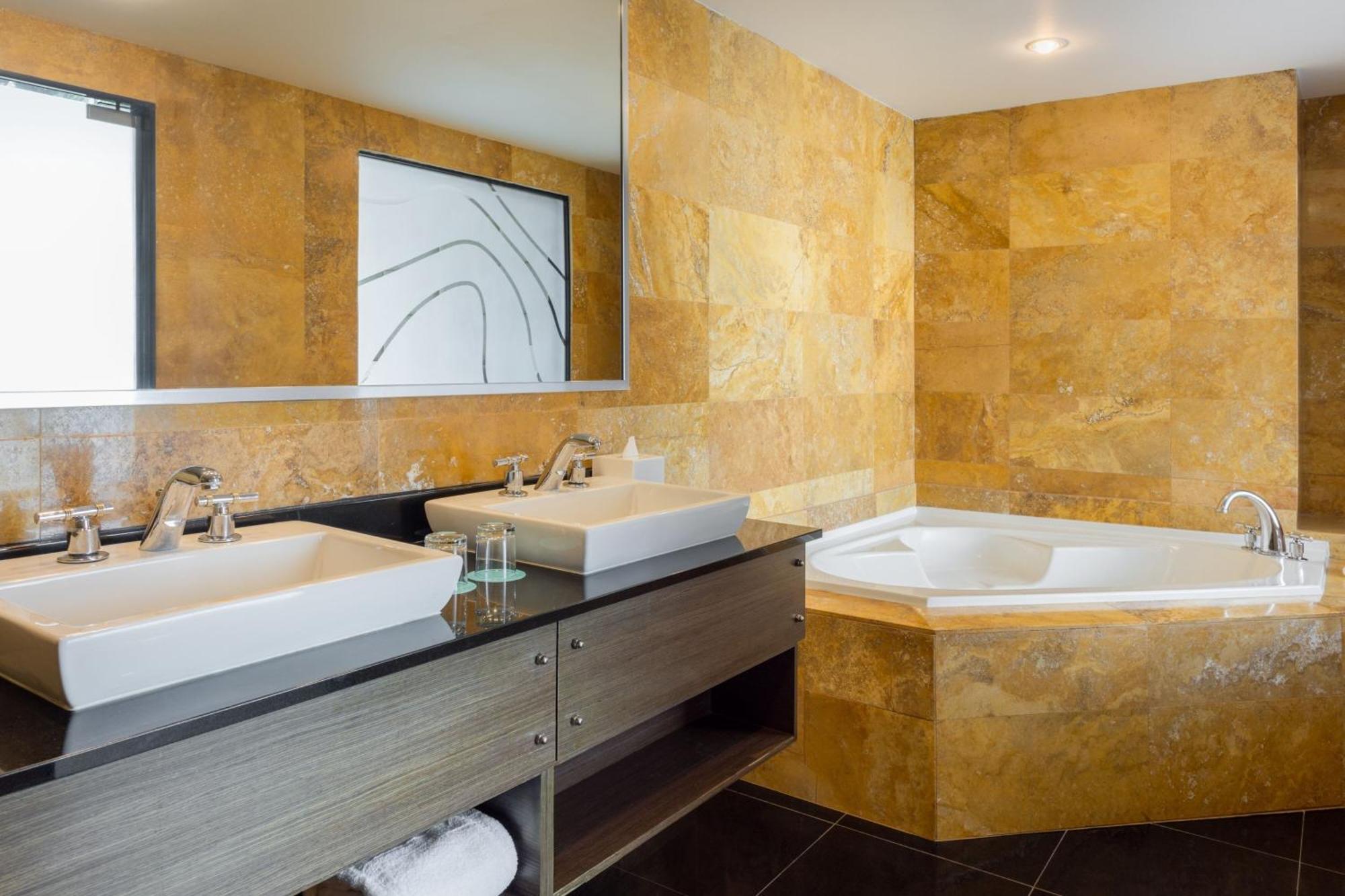 Gold Suite, Club lounge access, 1 Bedroom Suite, 1 King,1565155639:JPEG