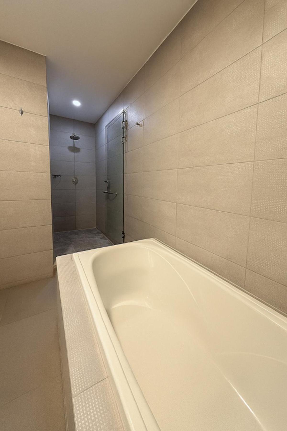 Executive Suite,1690950011:JPEG