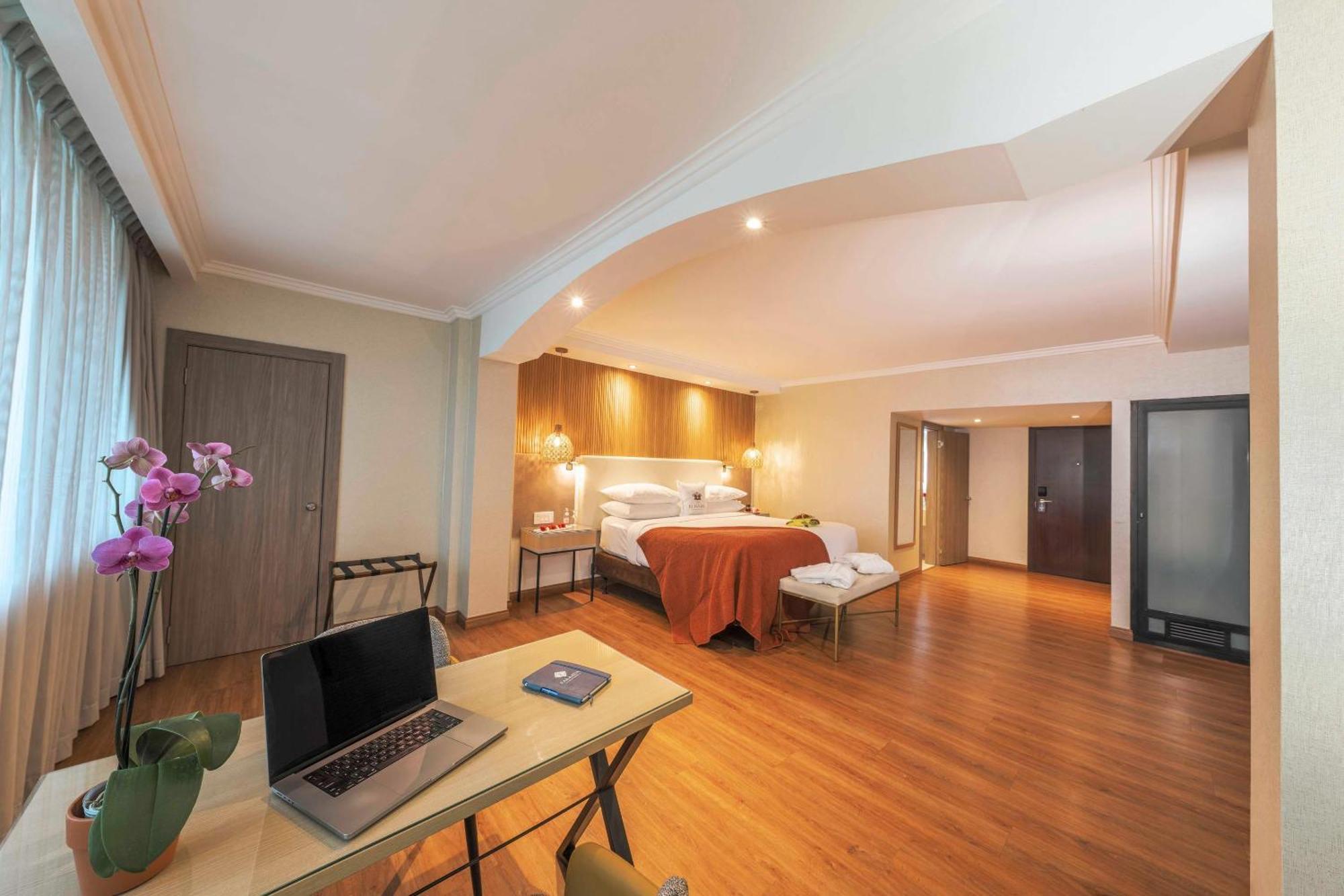 1 King Bed Premium Room, City View,1697348457:JPEG