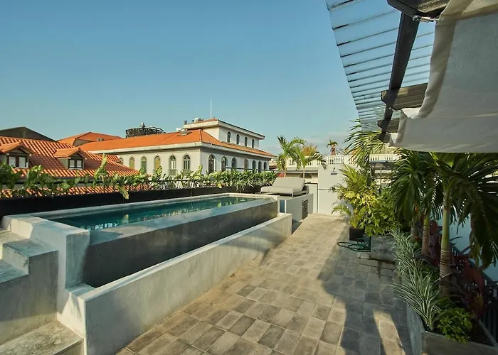Amazinn Places Rooftop And Design Pool IV