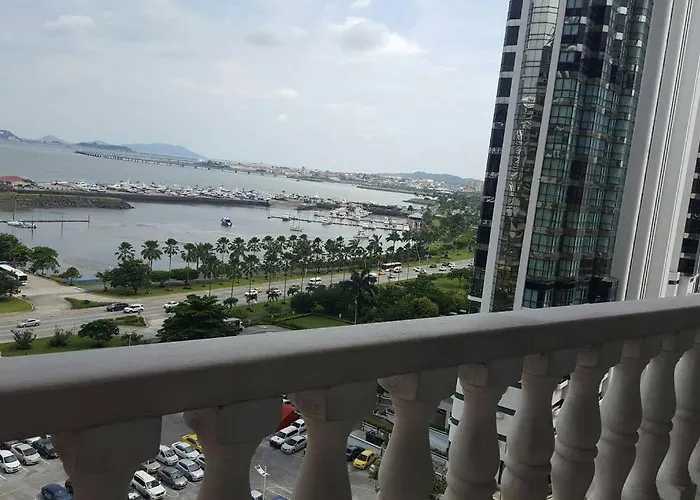 Disfruta De Una Excelente Vista Desde El Balcon.